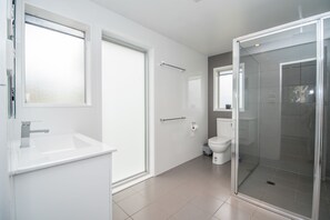 Lakeside Cabin, Sleeps 6 | Bathroom | Shower, free toiletries, towels