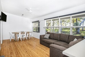 Lakeside Cabin, Sleeps 4 | In-room dining - Lakeside Cabins & Holiday Village (Cudmirrah)