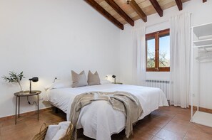 3 bedrooms, iron/ironing board, travel cot, free WiFi