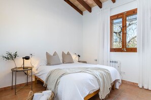 3 bedrooms, iron/ironing board, travel cot, free WiFi