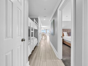 3 makuuhuonetta, työpöytä, silitysrauta/-lauta, ilmainen Wi-Fi