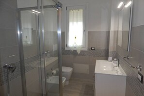 Shower, hair dryer, bidet, towels - BILO AGOSTINO 3: convenient to Lido beach (Alghero)