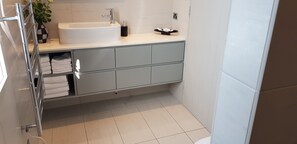Douche, séchoir à cheveux, serviettes fournies, savon