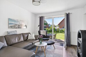 LCD-tv, eldstad och dvd-spelare