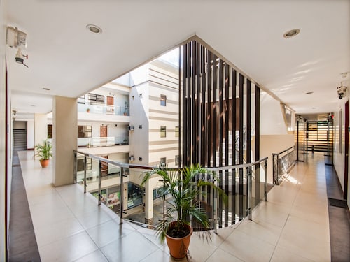 OYO 443 Maria Cristina Arcade Suites