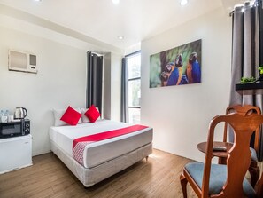 Escritorio, sistema de insonorización, wifi gratis y ropa de cama 