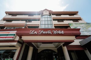 La entrada del Hotel La Fiesta, con una vista clara del nombre del hotel.