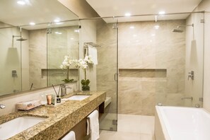 Chambre Exécutive, 1 grand lit | Salle de bain