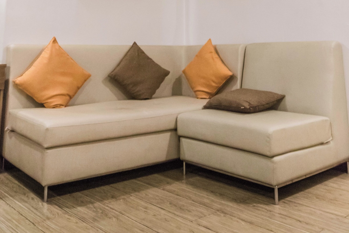Executive kamer, 1 queensize bed | Een kluis op de kamer, individueel gemeubileerd, een bureau