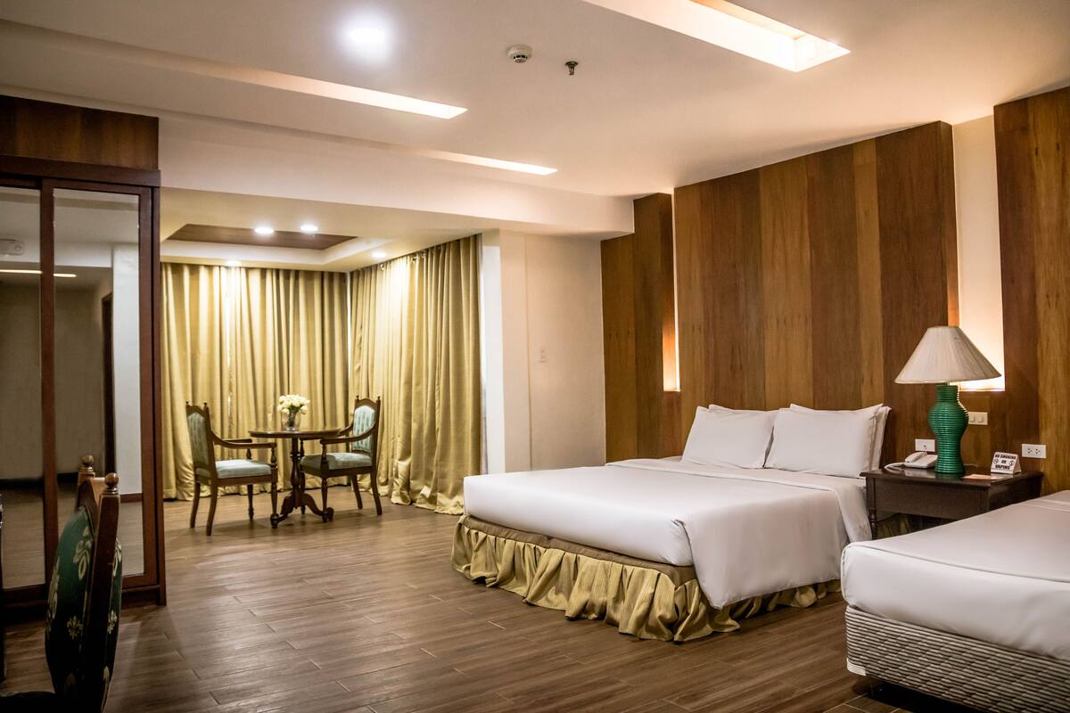 Executive Room, 1 Queen Bed | In-room safe, desk, laptop workspace, soundproofing