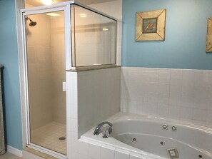 Duschwanne, Whirlpool, Haartrockner, Handtücher