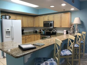 Frigorifero, microonde, forno, piano cottura