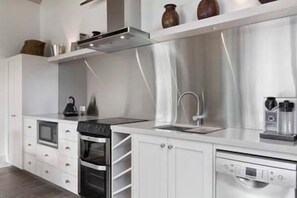 Four, plaque de cuisson, lave-vaisselle, cafetiĂšre/bouilloire