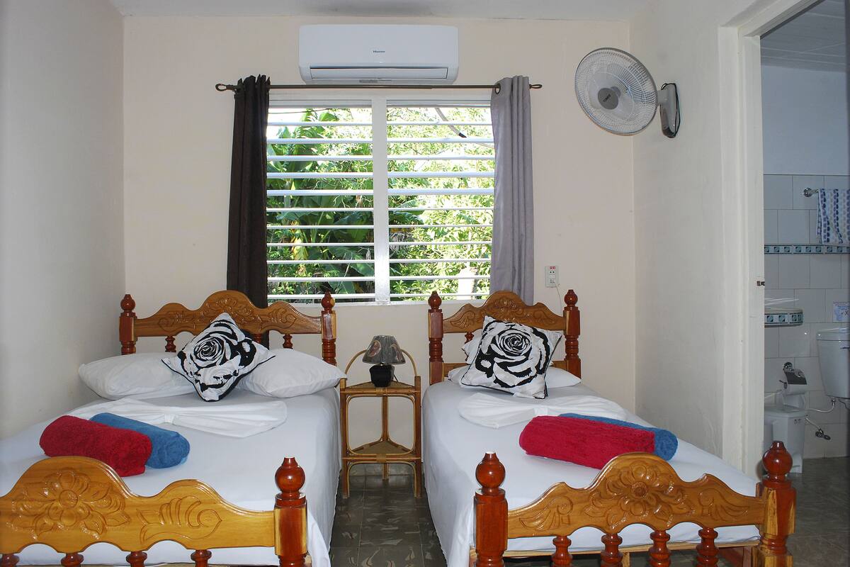 Standard-Doppelzimmer, Mehrere Betten | Zimmersafe, Bügeleisen/Bügelbrett, Bettwäsche