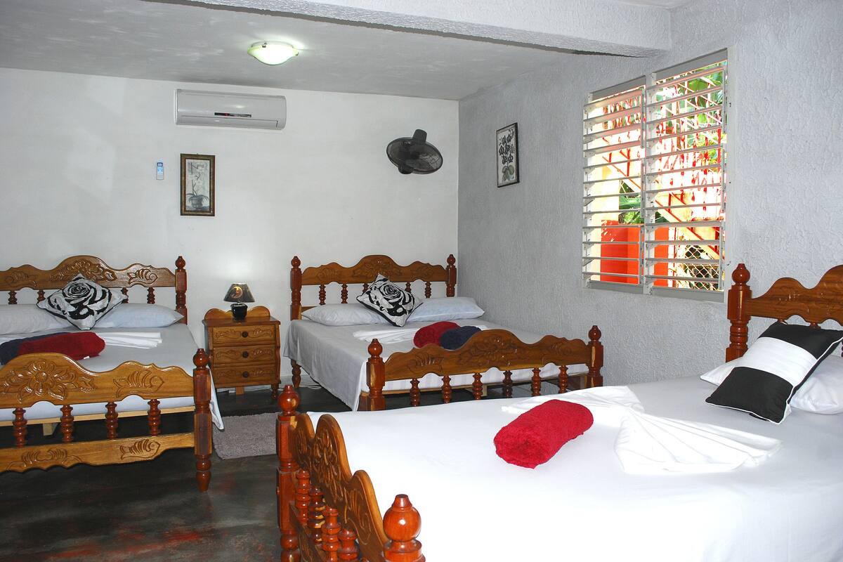 Dreibettzimmer, Mehrere Betten | Zimmersafe, Bügeleisen/Bügelbrett, Bettwäsche