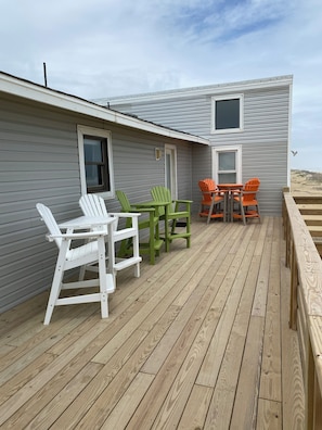 Outdoor dining - HipNautical Oceanfront (Kitty Hawk)