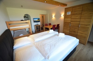 Bügeleisen/Bügelbrett, kostenloses WLAN, Bettwäsche