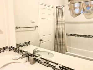 Towels, soap, shampoo, toilet paper - MODERN LUXURY SUITES 2 BR/2BA/COZY/GATED/INFINITY POOL /24/7 SECURITY  (St.Andrew)