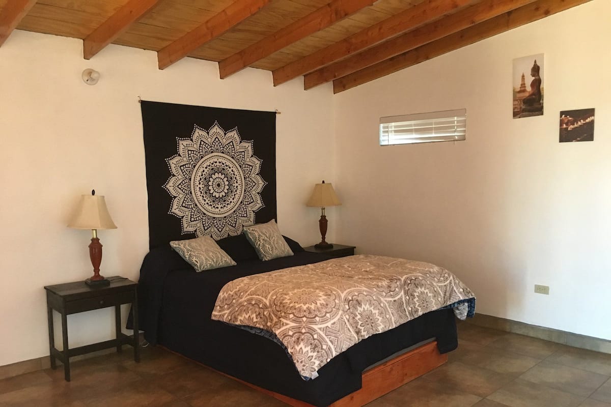 Standard Room, 1 Queen Bed | Desk, soundproofing, bed sheets