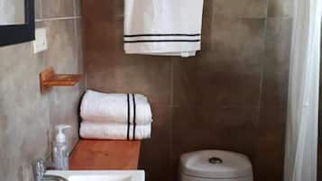 Phòng Tiêu chuẩn, 1 giường cỡ queen | Phòng tắm | Buồng tắm vòi sen, vòi sen phun mưa, đồ dùng nhà tắm miễn phí