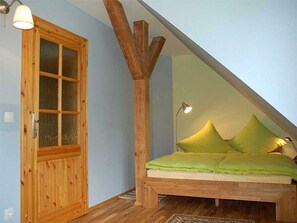 2 bedrooms, travel crib, bed sheets