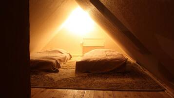 2 habitaciones, cuna de viaje y ropa de cama