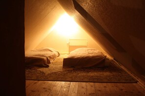 2 quartos, berço de viagem, roupa de cama