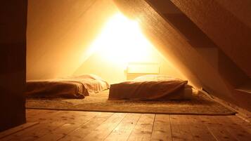 2 bedrooms, travel crib, bed sheets