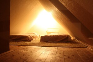 2 habitaciones, cuna de viaje y ropa de cama 