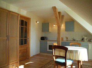 Kjøleskap, ovn, oppvaskmaskin og høy barnestol