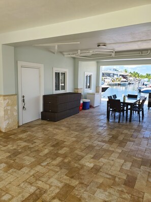 屋外ダイニングエリア