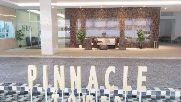 En entréhall med en stor skylt som visar texten "PINNACLE TOWER".