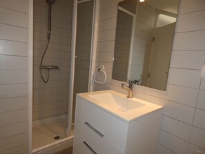 Dusche, Haartrockner, Handtücher