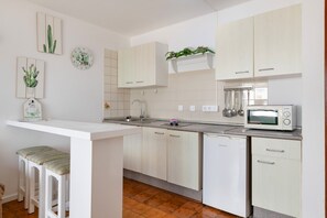 Refrigerador, microondas, parrilla de estufa y cafetera y tetera 