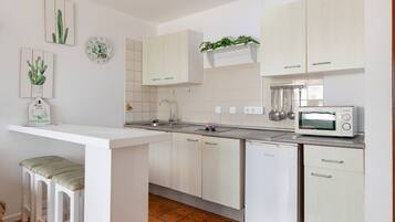 Frigorífico, microondas, placa de cocina y cafetera o tetera