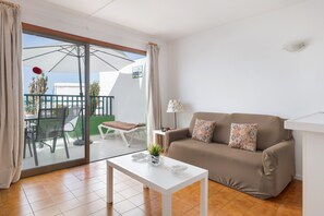 TV - Charming Apartment "La Florida" with Pool, Balcony, Ocean View & Wi-Fi (Tías)