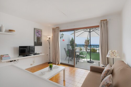 Viehättävä huoneisto, jossa on uima-allas, poreallas, parveke ja merinäköala. Lemmikkieläimet sallittu