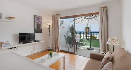 Viehättävä huoneisto, jossa on uima-allas, poreallas, parveke ja merinäköala. Lemmikkieläimet sallittu