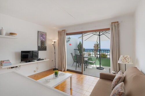 Viehättävä huoneisto, jossa on uima-allas, poreallas, parveke ja merinäköala. Lemmikkieläimet sallittu