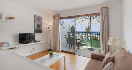 Viehättävä huoneisto, jossa on uima-allas, poreallas, parveke ja merinäköala. Lemmikkieläimet sallittu