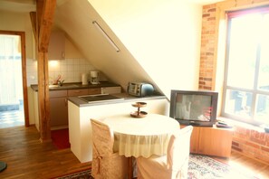 Frigorífico, horno, lavavajillas y trona infantil