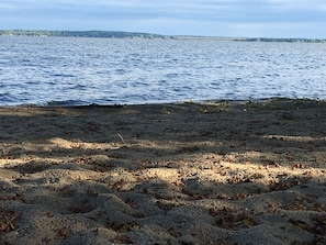A beach with sand and water. - Adorable home w lake front- Paddle boats & kayaks ava, and 2 bathrooms! (Fort Atkinson)