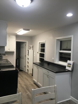 Jääkaappi, mikroaaltouuni, uuni, liesi