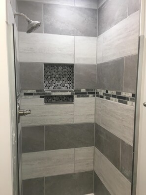 Badewanne, Haartrockner, Handtücher, Seife