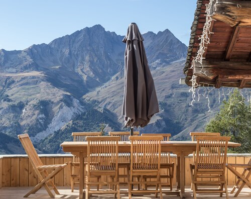 Entire chalet renovated on the slopes 5 min walk Arc 1600 8ch 6sdb 24pers