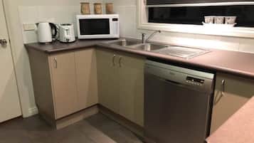 Een koelkast, een microgolfoven, een oven, een vaatwasser