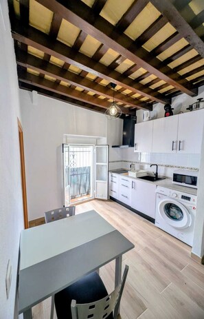 Réfrigérateur, micro-ondes, cafetière/bouilloire, grille-pain