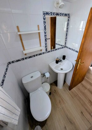 Douche, sèche-cheveux, serviettes fournies, savon