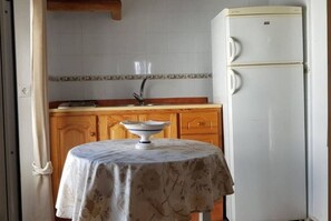 Réfrigérateur, micro-ondes, cafetiÚre/bouilloire, grille-pain