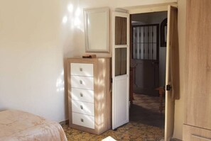 1 chambre, fer et planche Ă repasser, Wi-Fi gratuit, draps fournis